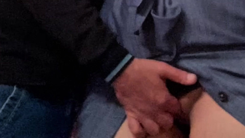 Niki studio: Yabancı metroda işe gitmeden önce azgın orta yaşlı seksi kadını parmaklıyor