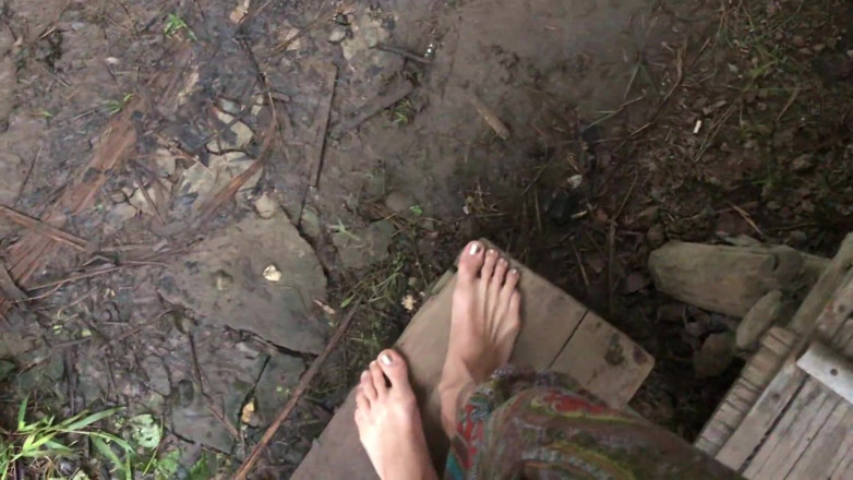 Goddess Maya: Foot Fetish Grass