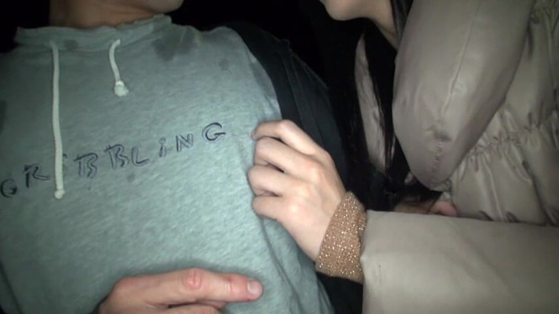 CherryBONBON: Di gerai yang tenang, dia membisikkan ia selamat, dan sentangan...