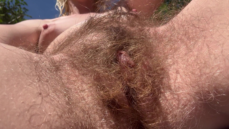 Cuteblonde666: Prendere il sole nuda fuori e mostrare la mia figa...