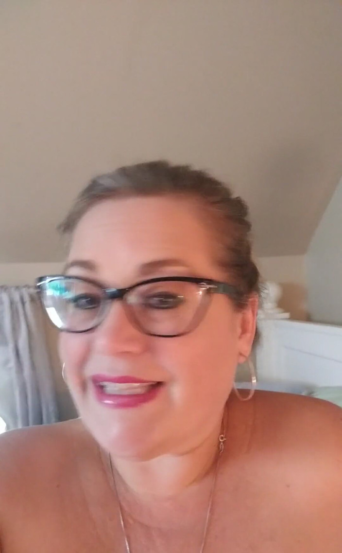 Lily Bay: Hmm bun atau tanpa bun untuk nyepong kontol