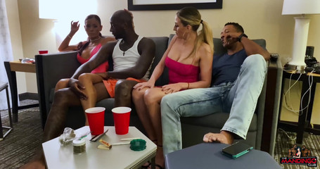 The Mandingo Club: Asyalı ve İsrailli sürtükler büyük zenci yarağını ziyaret ederek zenci sikiliyor...