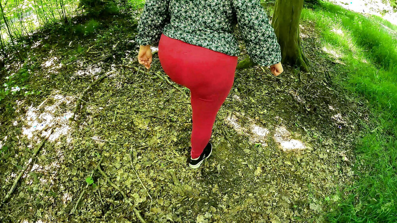 Bouncy Tits Action: Раздалбывает ее красные сиськи на парковке в лесу