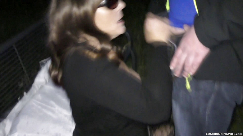 Cumdrinking Wife: 在公园里服务很多陌生人