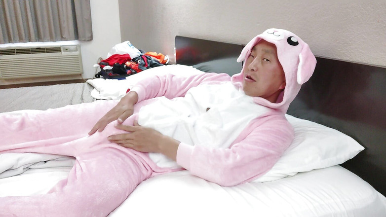 CockyRocky: Une Asiatique sexy pose dans ma nouvelle culotte rose et...