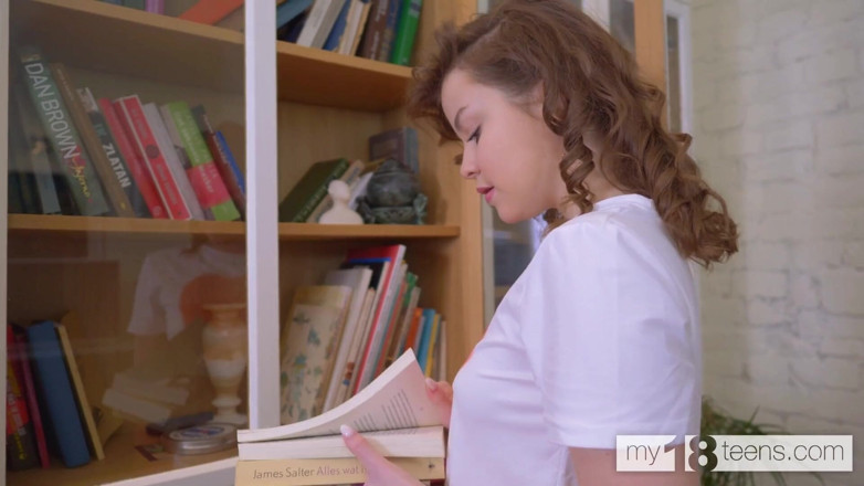 My 18 Teens: My18teens - จูเลีย โมรอซซี่ สาวสวยซอยหีขนดกด้วยนิ้ว