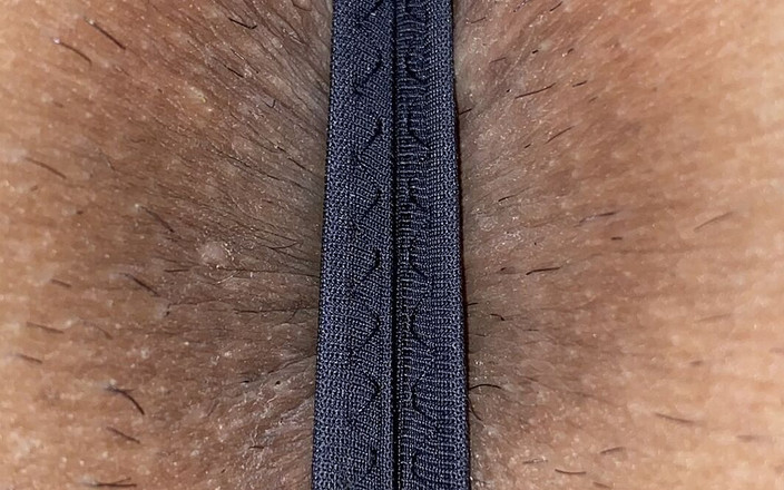 Kyotosigakk: Seorang lelaki Jepun dalam seluar dalam wanita menunjukkan punggung dan...