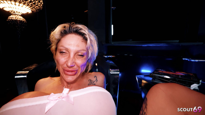 Scout69: फिट सबसे बड़े स्तन वाली अनुभवी अनुभवी कमीनी जर्मन लड़के द्वारा अपनी गांड की चुदाई करवाती है