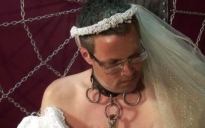 Perv Milfs n Teens: Bağlı damat karısının sert yaraklarla sikişmesini izlemek zorunda