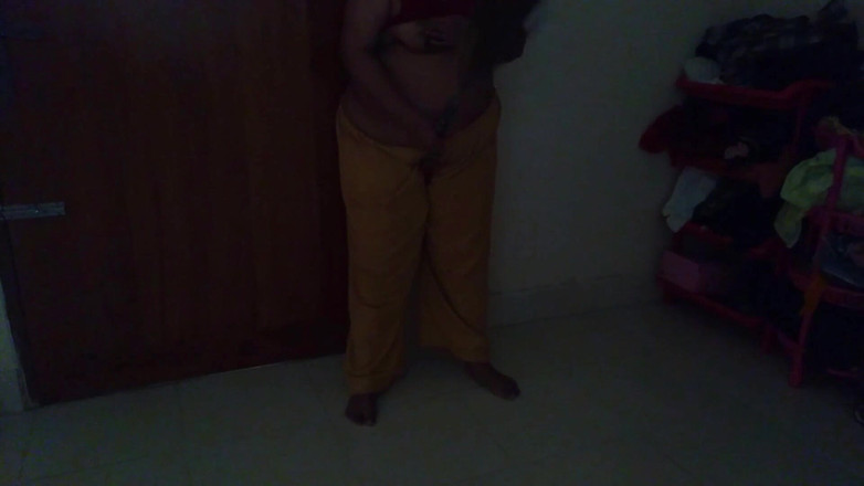 Aria Mia: Il mio figliastro mi dà una scopata anale quando pulisco...