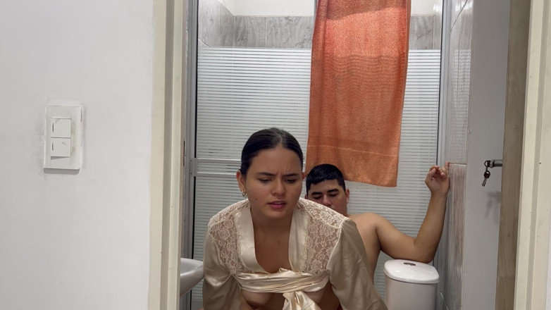 MaRaSexx: Adik tiri menangkap saya menontonnya di bilik mandi dan dia...