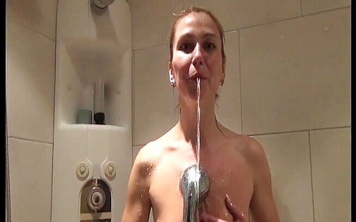 Flash Model Amateurs: Skinny bitch takes a shower