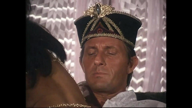 Vintage megastore: 毛深い猫の尻を持つ美しい巨乳のビンテージ熟女がファラオの寺院で口の中で犯され、射精