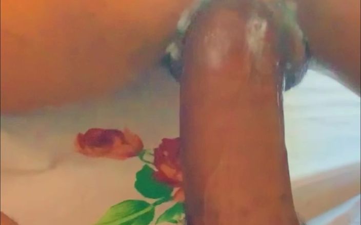 BongoXXX: 彼女は彼女の戦利品の穴に私の指を愛しています