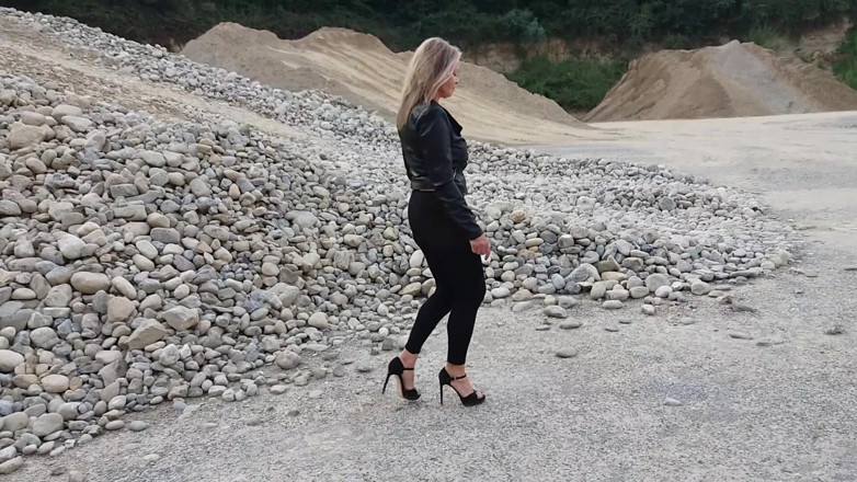 martinawest: Oma Loopt Rond in Een Grindput in Strakke Leggings En...
