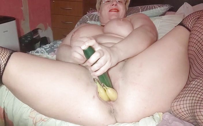 Milf Sex Queen: Bottles,huge dildos,fist,balls , fruits and vegetables in pu