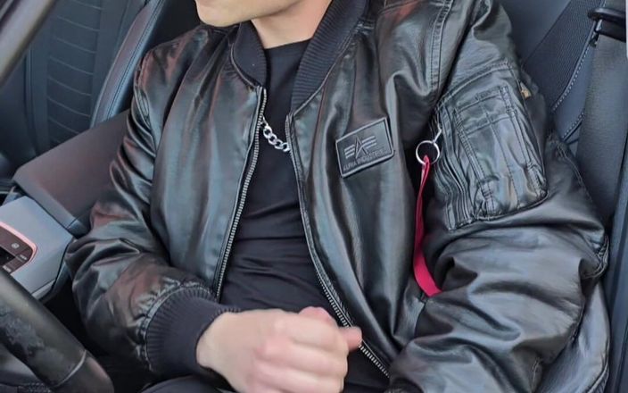 boyzxy212: Alpha gay car branlette - j’ai hâte de jouir