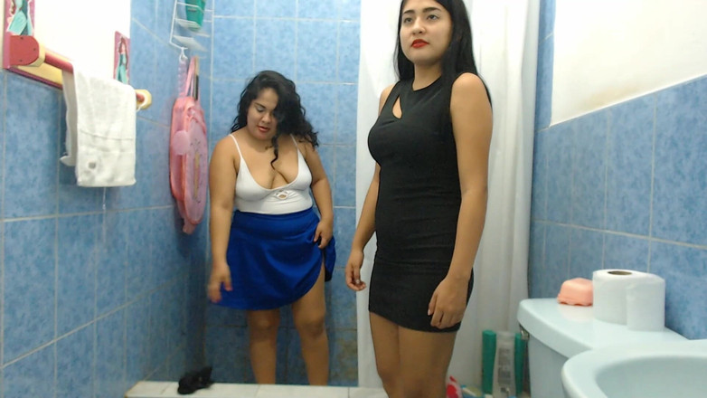 Jsexycouple17: 義理の姉妹がおしっこをかけ合い、夫におしっこをかけられながらレズビアンのシャワーを浴びる最高の動画