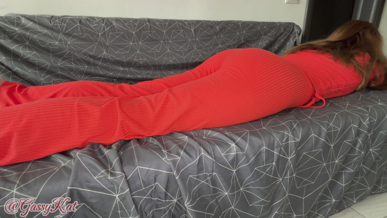 GassyKat: Une tenue rouge sexy pète sur un canapé