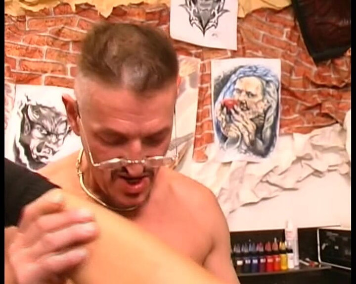 Porno kino: Kijk hoe deze doorboorde slet uit Duitsland haar kutje krijgt...