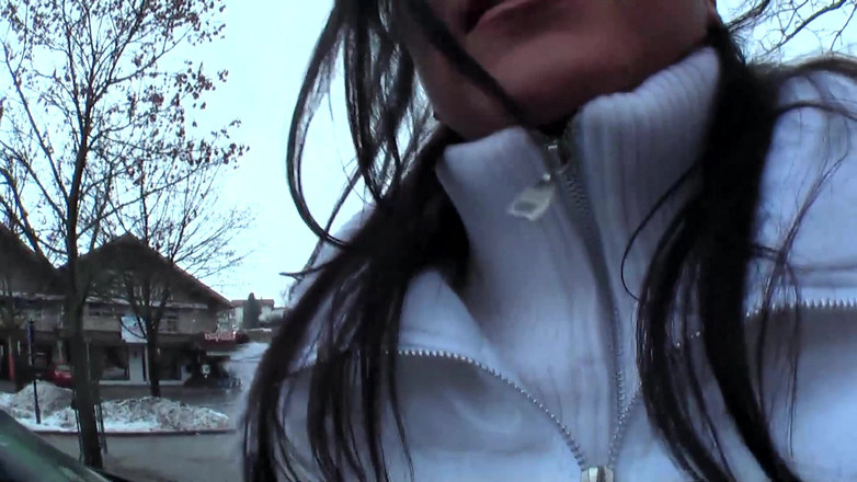 MMV Films and Clips XXX: Gagica brunetă se joacă cu pizda ei umedă sălbatică