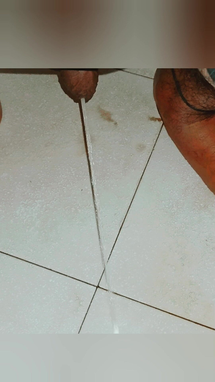 Hot sexy Sneha: Kencing di bilik air perempuan