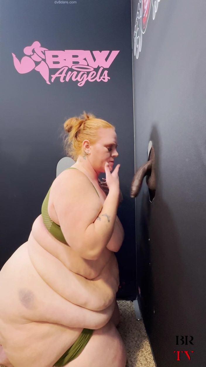 Blvck Rose TV: SSBBW Julie Ginger dostaje twarz od nieznajomego w Gloryhole