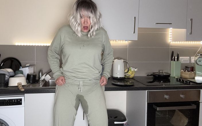 Emma Voyeur: Desperate Wetting Pyjamas Pants