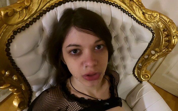 Dolls Cult: En fantastisk avrunkning i POV slutade med en ansiktsbehandling