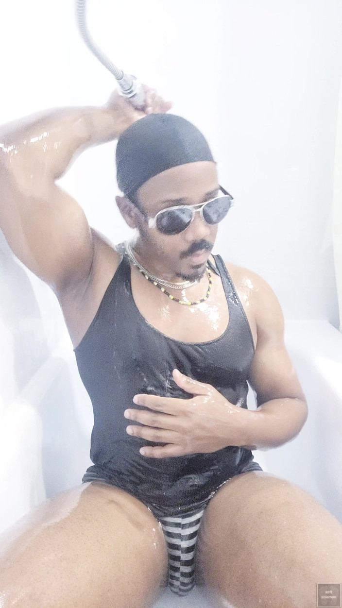 Soft Soleman: Myję ciało w wannie 5