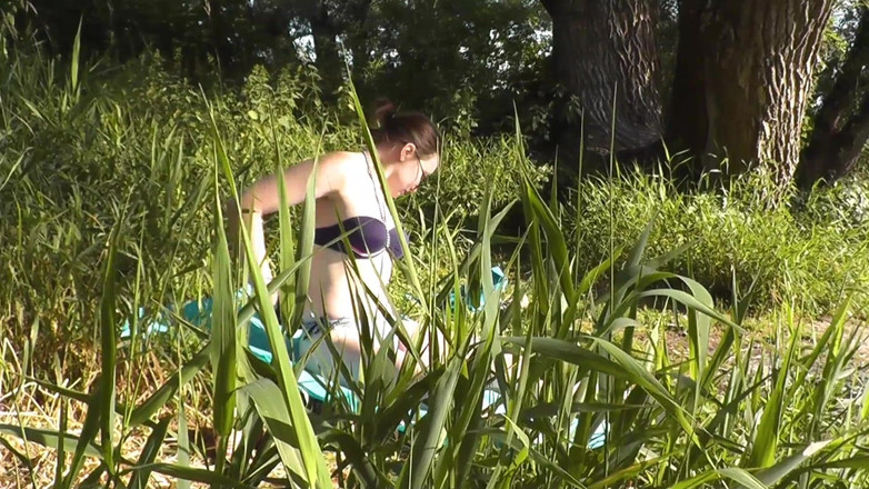 Assol: 婊子青少年晒日光浴的私家海滩裸体阴户自慰后入式满足自己没有玩具