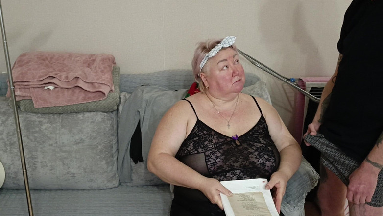 Zona901: 私は義母を英語で助け、彼女は私にフェラチオをします