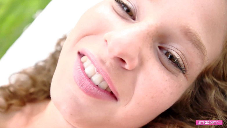 Mydirtyxxx: Сексуальная тинка практикует йогу и мастурбирует на улице