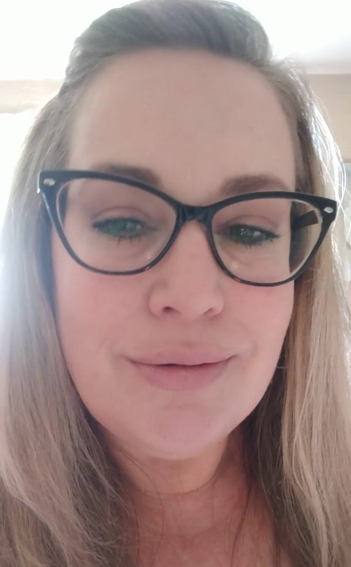 Lily Bay: 努力工作，这样你就回家让我干你的鸡巴