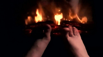 Campsissyboi: Calentando mis pies en el fuego para que se calienten...