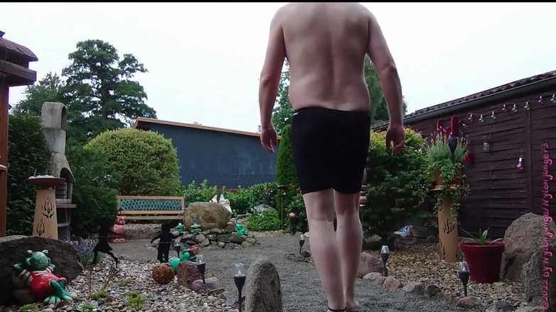 Carmen_Nylonjunge: Şişman adam ön bahçede 1, gövdeleri yüzme