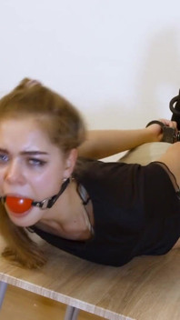 Vytrvalostní výzva Leyy s hogcuffs