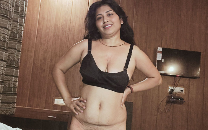 Pinki Bhabhi 69: 오빠의 친구가 마누라를 따먹는 동안 섹스하는 섹시한 소녀