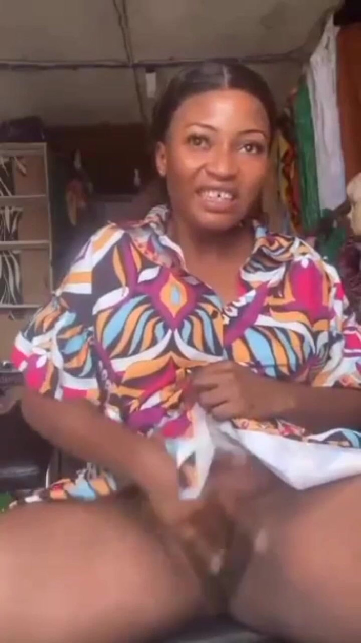 Me and my new slut: Offentlig onani av en kåt mamma som spelar sin feta...