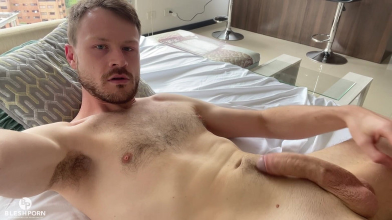 bleshporn: Julian Blesh pokazując swojego grubego kutasa