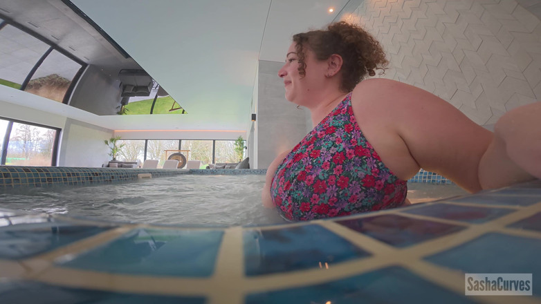 Sasha Curves: Giantess &amp; the Shrunken Vacation