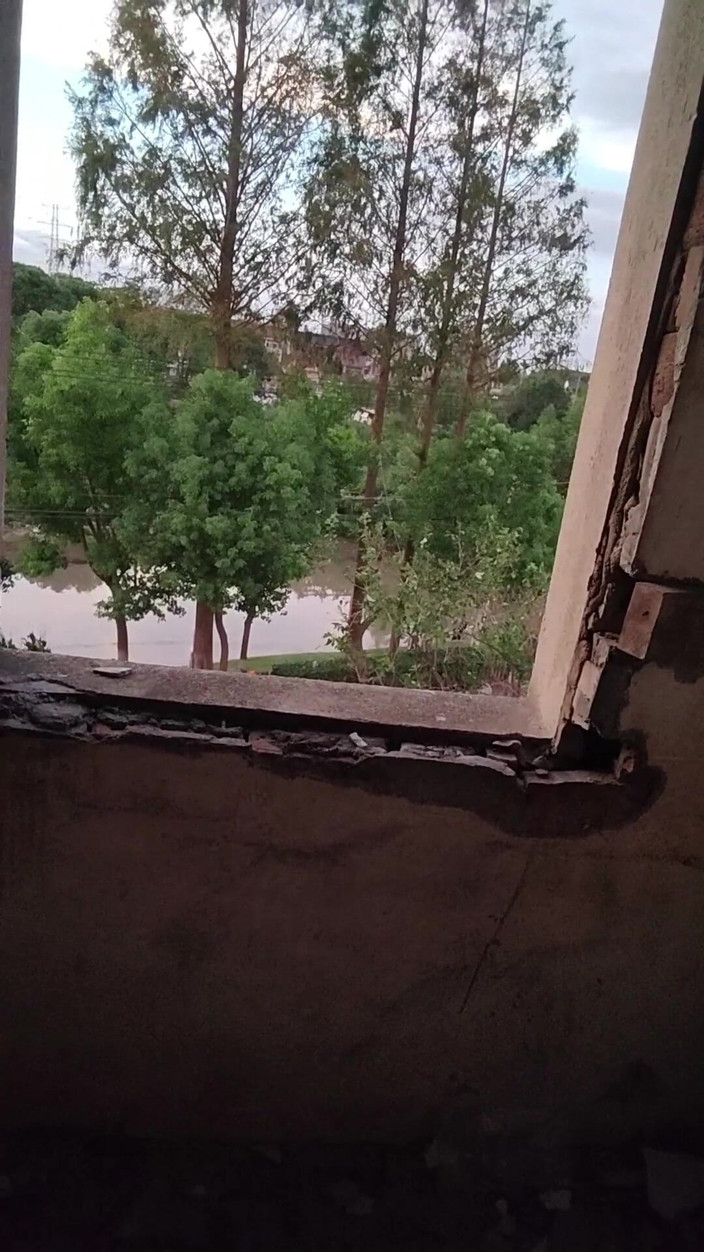 ChineseBisexual: Meşgul bir yolun kenarında kırık bir evde çıplak dolaşıyor ve mastürbasyon...