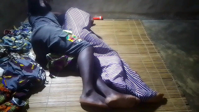 Sex tatie dessi: Üvey baba ve üvey kızı sikişiyor