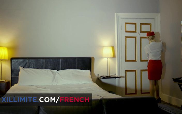 French girls at work: Bộ ba tại khách sạn với 2 tiếp viên gợi cảm