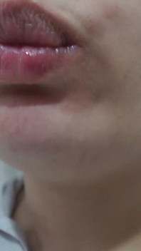 나는 치즈 칩을 먹고 있어요.