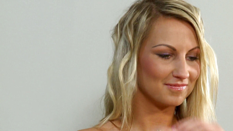 Castings Gone Wild: Blond amatör tar en stor kuk i sin tajta fitta