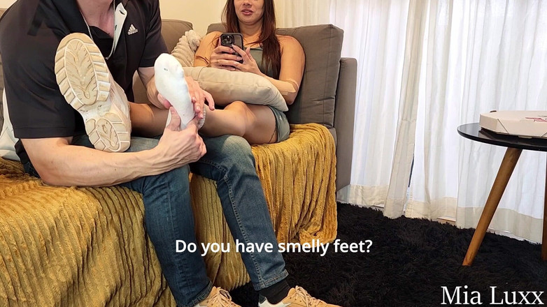 Mia luxx: पिज्जा आदमी ने मिया से पैरों की पूजा और पैरों से चुदाई जीती