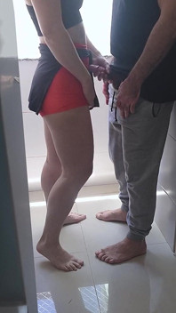 Orální sex a dojení, zatímco manžel je ve sprše.