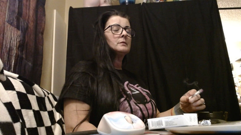 Abby Anna: Rokok Hari Pertama