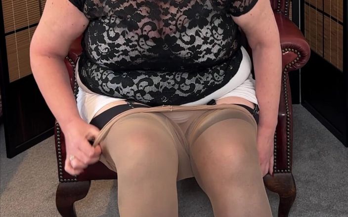 catherinecan69: Bas et collants et jupe de salope blanche. Je suis...